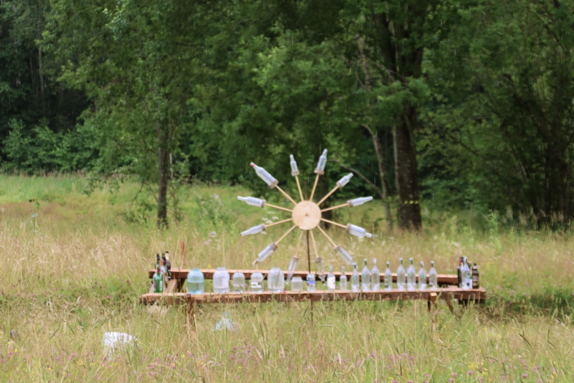 Vides objekts ''Svilpe'' izrādei ''Pudele vējā'' // Foto – Marianna Lapiņa