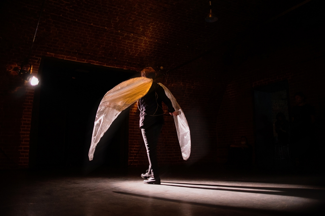 Izpildītājas finālā iegūst lielus, baltus spārnus // Foto – Jana Gorbačova