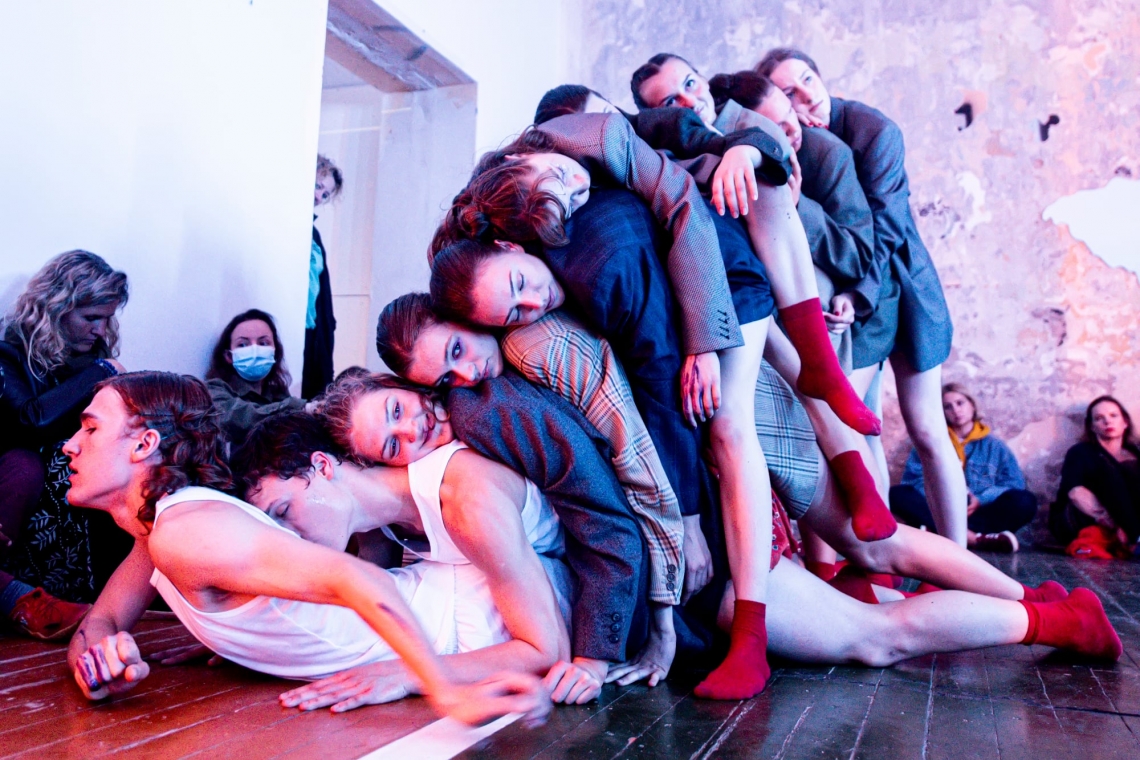 LOW AIR Viļņas pilsētas Dejas teātra izrāde “Es divi/ Mēs, kliķe” // Foto – D. Matvejevas