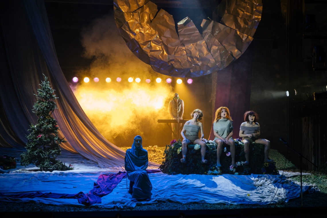 Skats no LT izrādes "Grimmi" (rež. Elmārs Seņkovs) // Foto – Justīne Grinberga