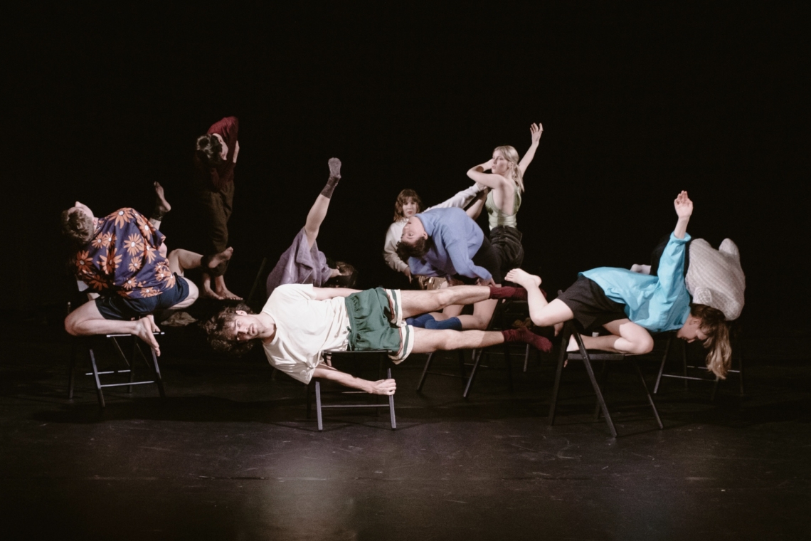 Skats no laikmetīgās dejas izrādes “Atceries mani”, 2023, Dirty Deal Teatro // Foto – Agnese Zeltiņa
