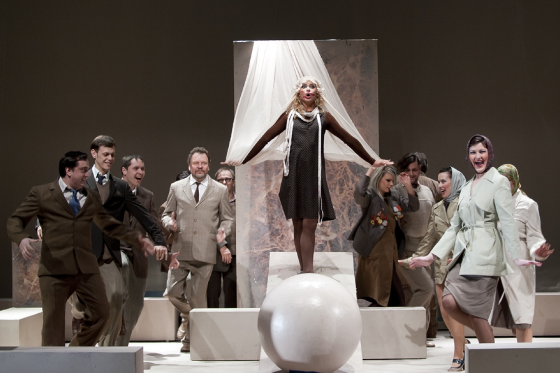 Klaipēdas Drāmas teātra izrāde "Meitene, no kuras baidījās Dievs" (rež. Jons Vaitkus, 2010)