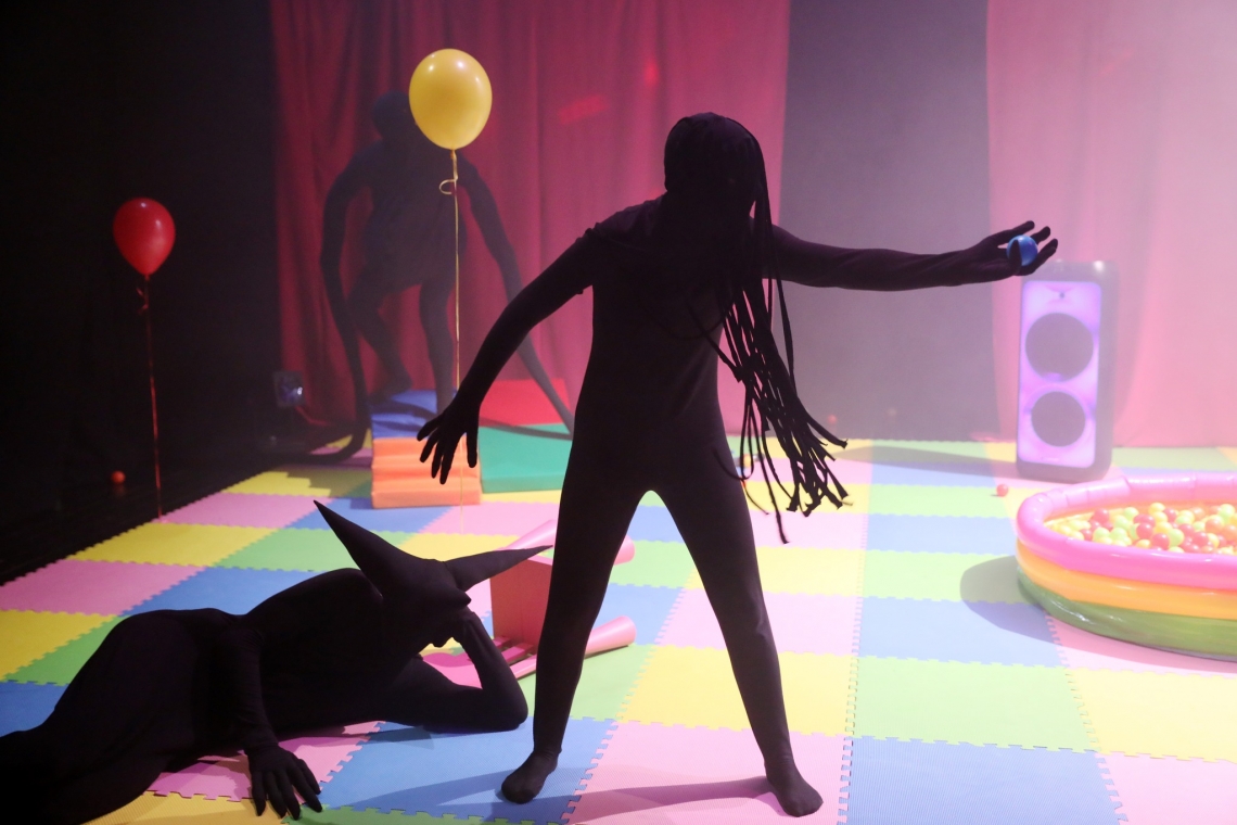 Skats no izrādes "Gaiši zilais punkts" // Foto – Lita Millere