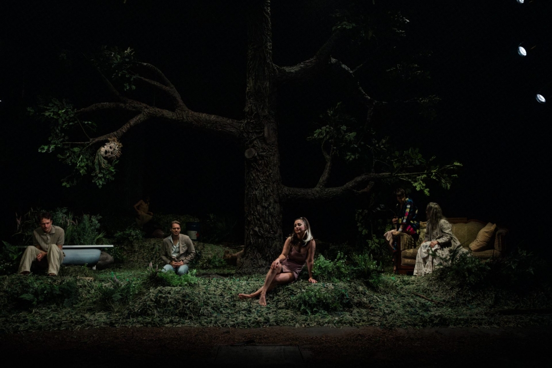 Skats no Liepājas teātra izrādes "Jasmīns" // Foto – Justīne Grinberga