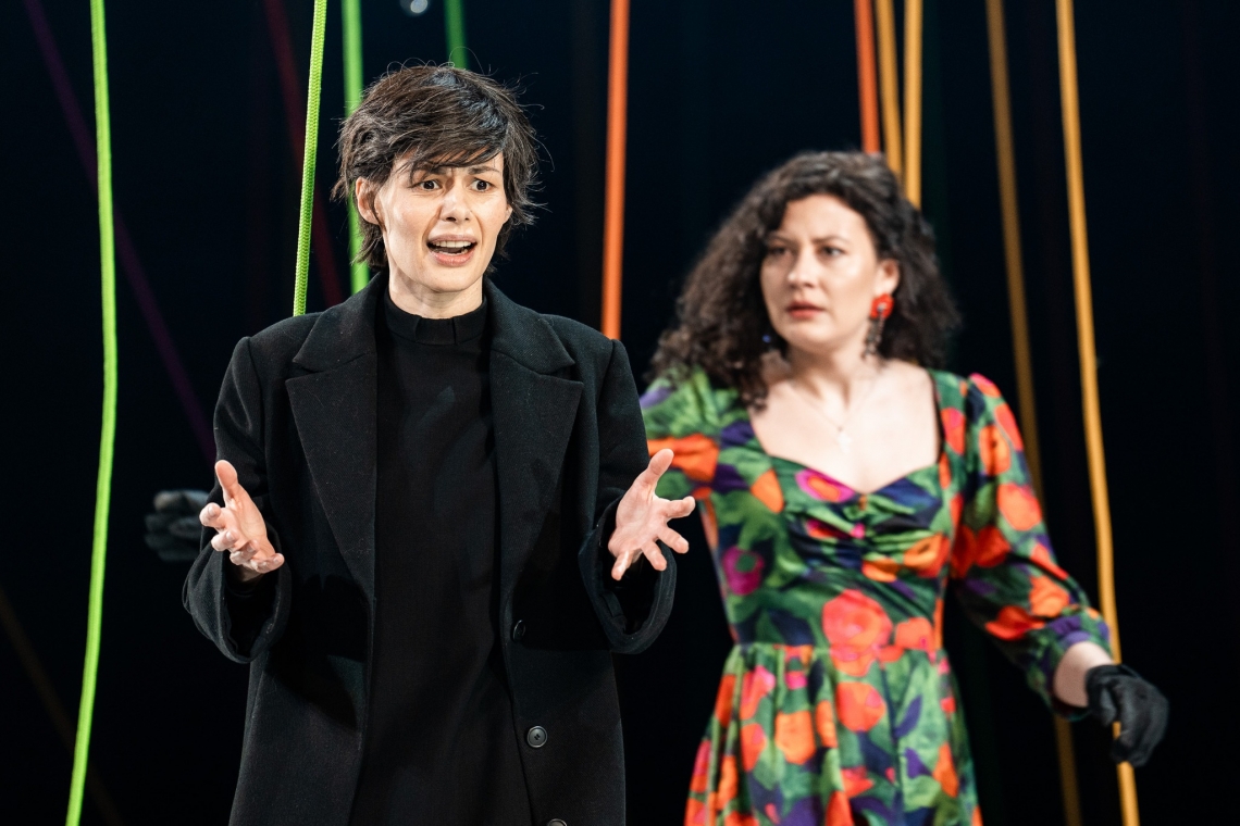 Brands – Ieva Segliņa, Karīna – Katrīna Griga // Foto – Mārcis Baltskars