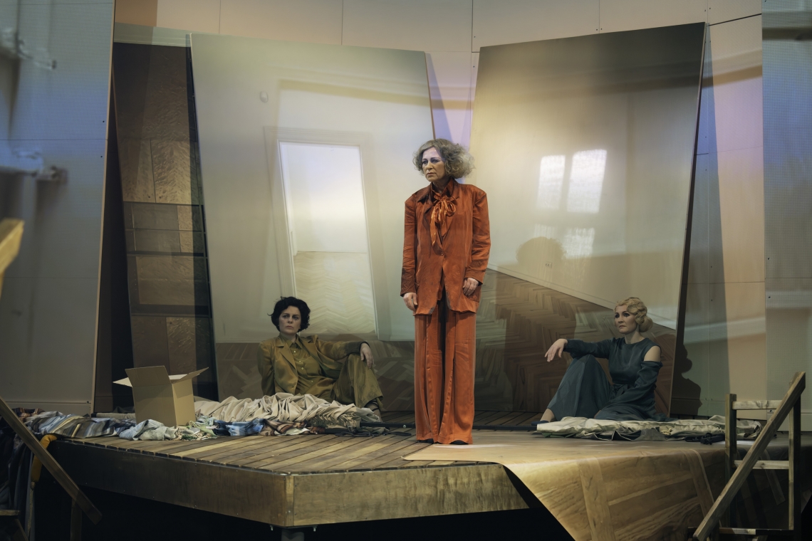 Skats no izrādes ""Skatuve" UGUNĪ". Centrā: Marija Leiko – Inese Kučinska. Foto – Mārtiņš Vilkārsis