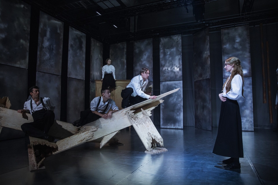 Skats no Valmieras teātra izrādes "Valmieras puikas" // Foto – Matīss Markovskis