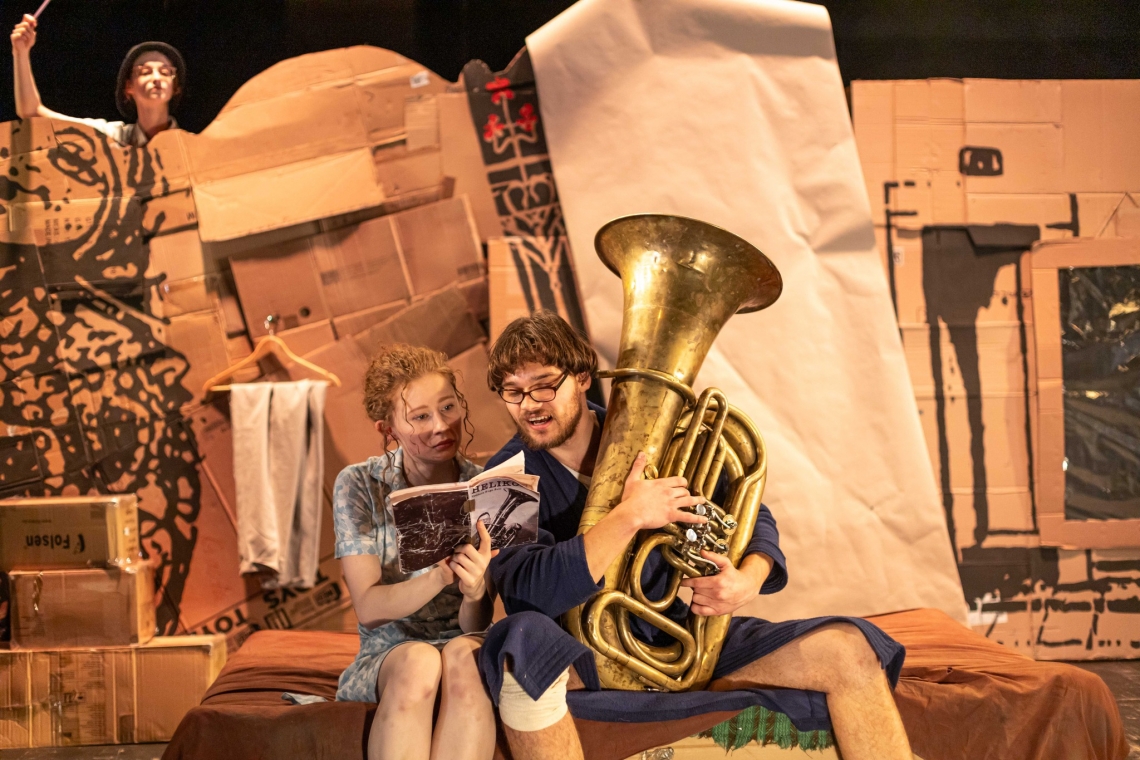 Skats no izrādes "Pašnāvnieks" (rež. Toms Treinis) // Foto – Aija Melbārde