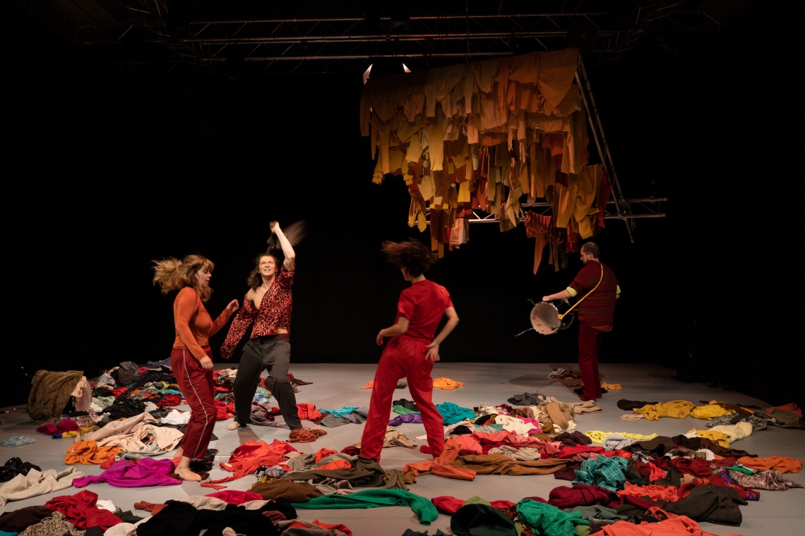 Skats no izrādes "Gadalaiki. Faux pas" // Foto – Patrīcija Luiza Broka