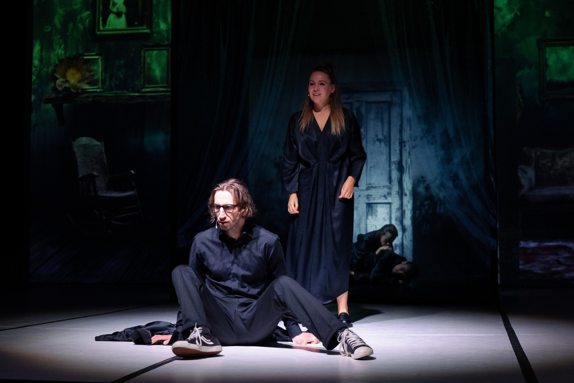 Marks Šelutko un Zanda Mankopa izrādē "Kāds noteikti atnāks" // Foto – Džeina Saulīte