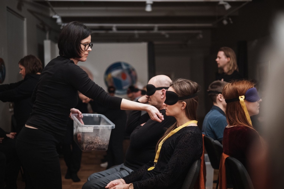 Skats no Cēsu Mazā teātra izrādes "Bezgalīgais ritums" // Foto – Matīss Markovskis