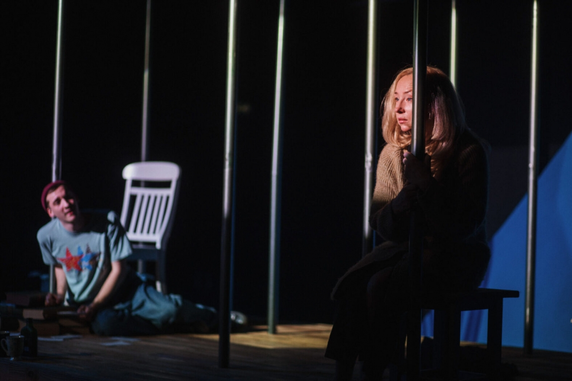 Skats no Valmieras teātra izrādes "Zilā" // Foto – Matīss Markovskis