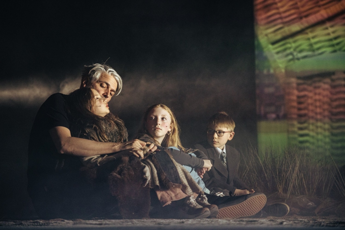 Skats no Milo Rau izrādes "Mēdejas bērni" // Foto – Michiel Devijver