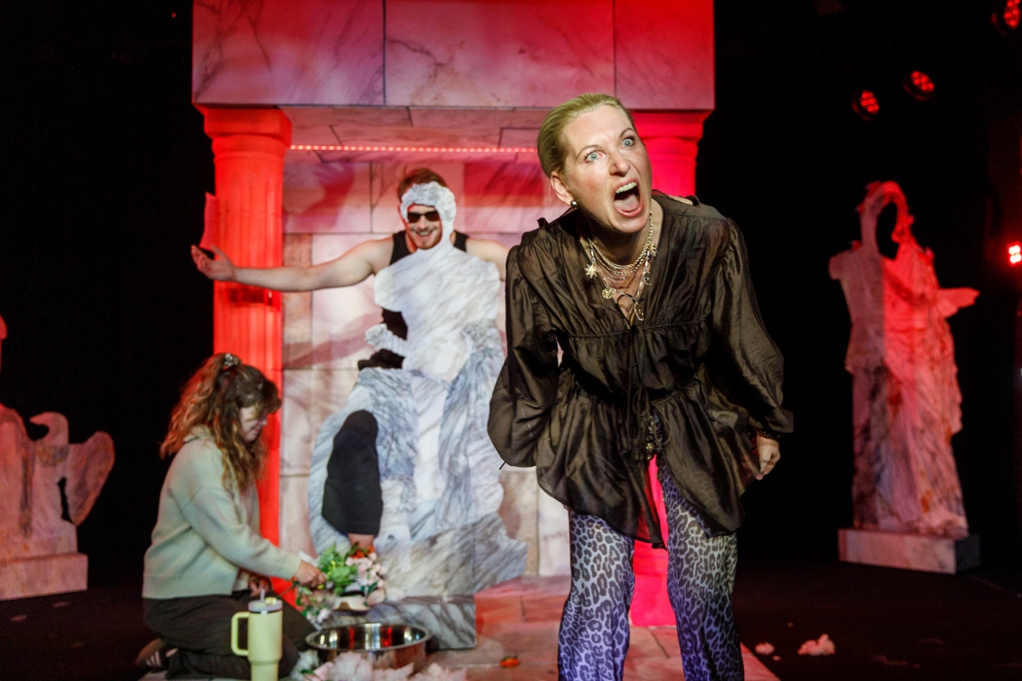 Skats no izrādes "Pirmā jauniete" // Foto – Matīss Markovskis