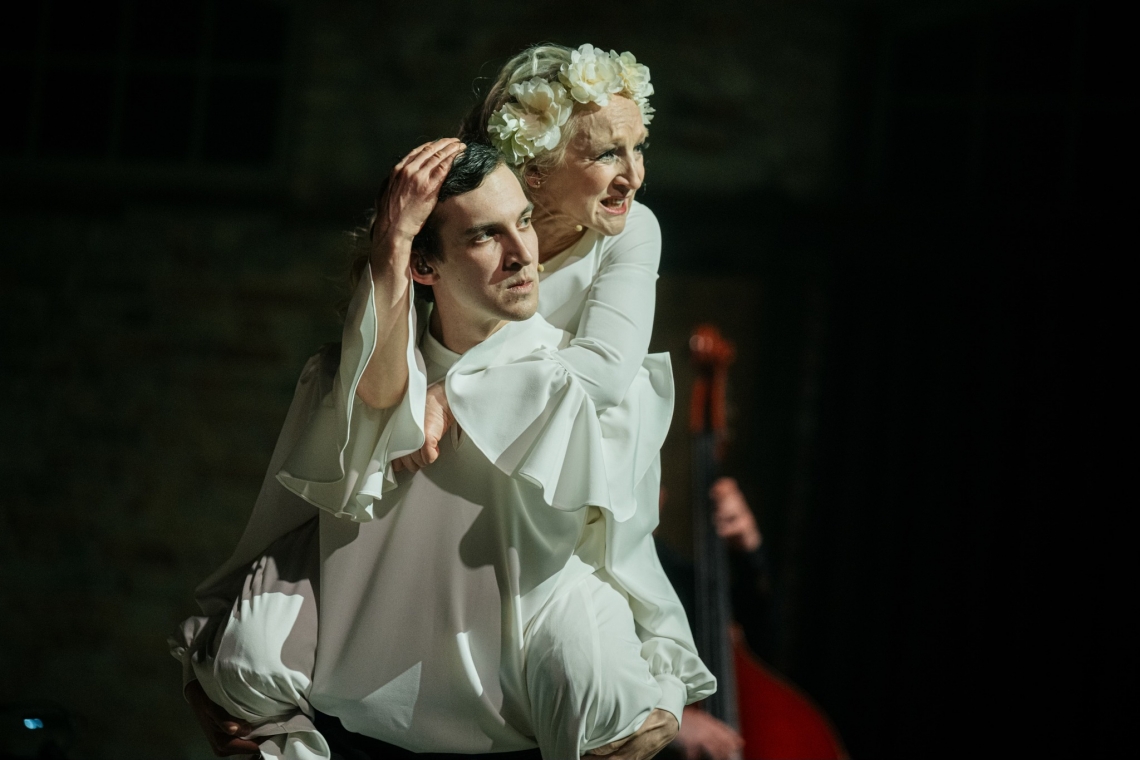 Gerds Lapoška un Guna Zariņa muzikālajā izrādē "Nazis sirdī iestrēdzis" // Foto – Aivars Ivbulis