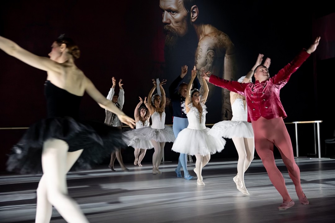 Skats no JRT izrādes "Melnais gulbis" teātra festivālā "Kontakts" Toruņā // Foto – Wojtek Szabelski