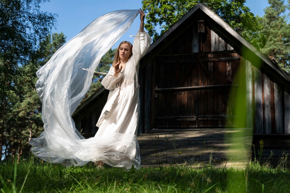 Skats no "Istabas teātra" izrādes "Apciemot lībieti" // Foto – Kristaps Kalns