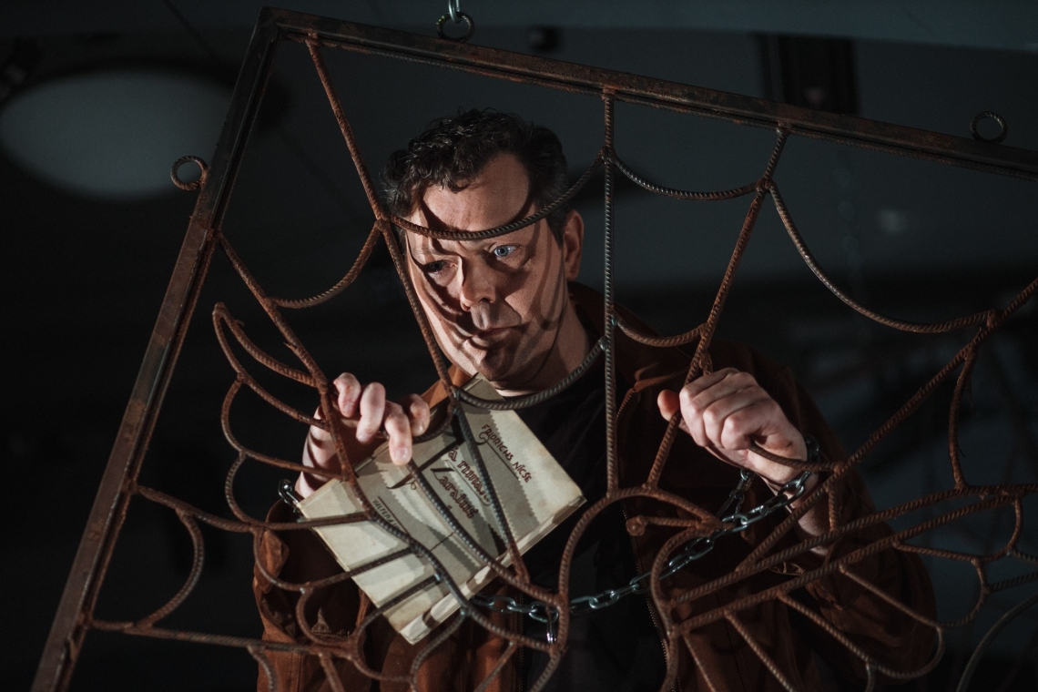 Skats no izrādes "Ko var cilvēks" // Foto – Matīss Markovskis