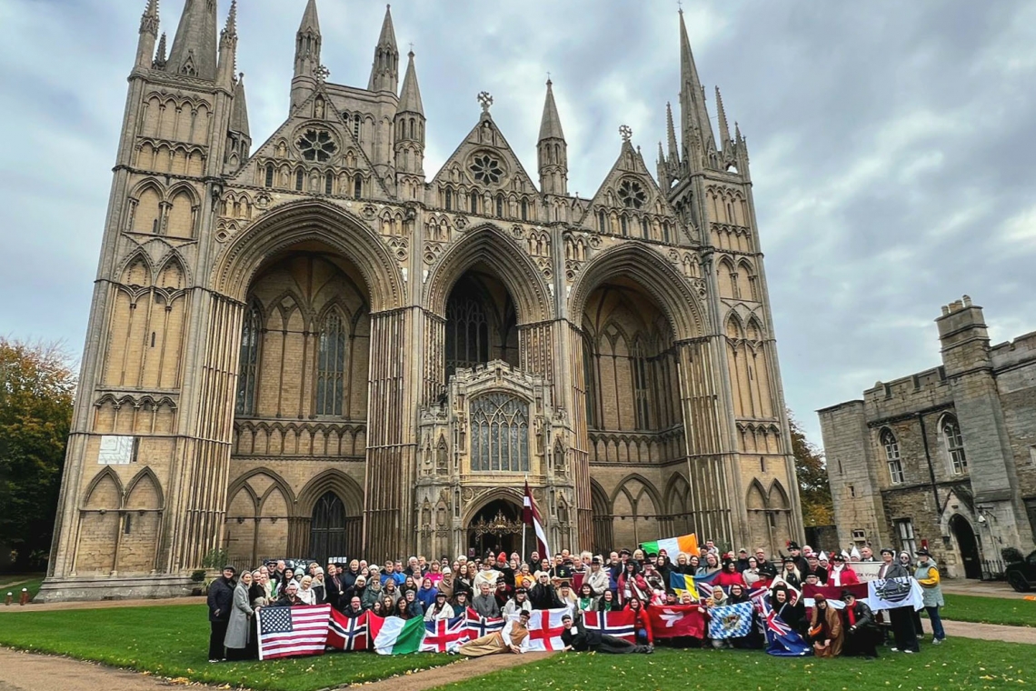Ikgadējā pasaules latviešu amatierteātru saieta “PLATS solis 2025” kopbilde // Foto – Jūlija Sereda