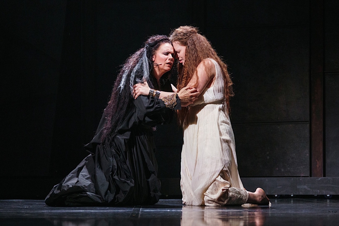 Hekube – Jūlija Ļaha, Poliksene – Agnese Laicāne // Foto – Gatis Timofejevs