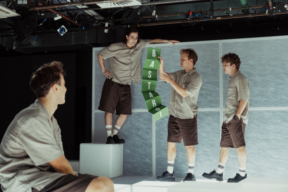 Skats no izrādes "Bastardi" // Foto – Andrejs Strokins