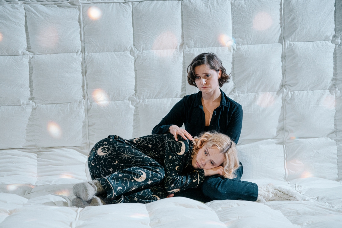 Sandija Dovgāne (Alma), Alise Dzene izrādē "Raganas" // Foto – Aivars Ivbulis