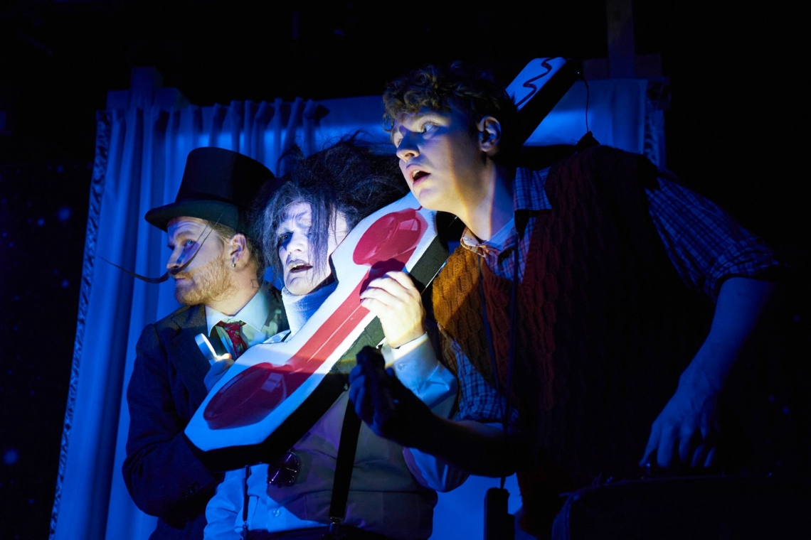 Skats no Čehova teātra izrādes “Šušnirks un spoku muiža” //  Foto – Vadim Kozhin