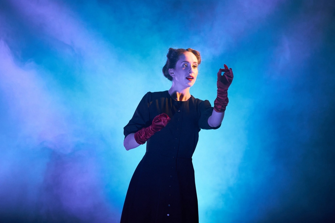 Skats no Čehova teātra izrādes “Zvaigznāji” //  Foto – Vadims Kožins