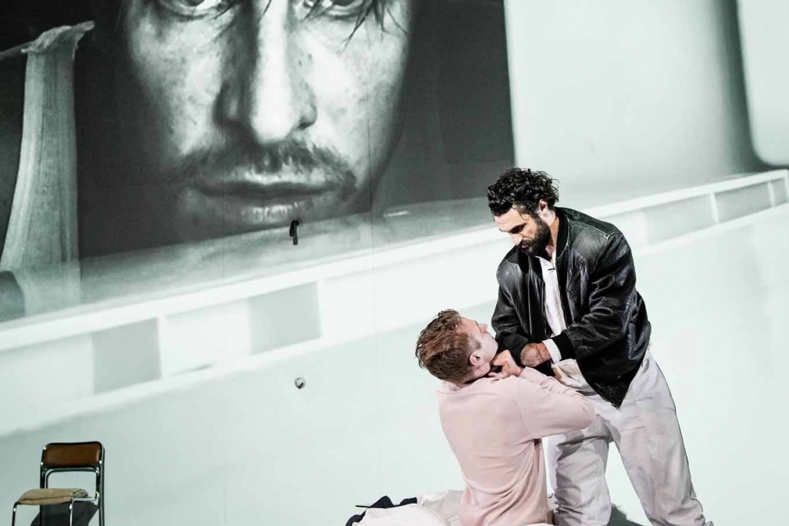 Skats no Berlīnes teātra “Schaubühne” izrādes “Vardarbības vēsture” // Foto – Arno Declair