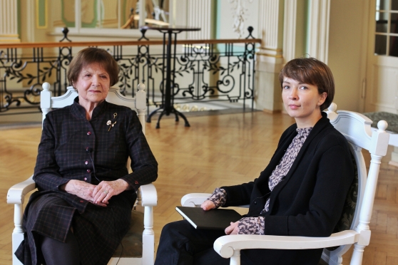 “Nepieklājīgi ilgi pa skatuves dēļiem staigājusi”