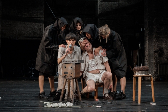 Divas bēres, vienas kāzas