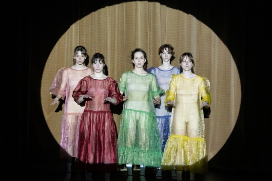 Piecas jaunas kleitas