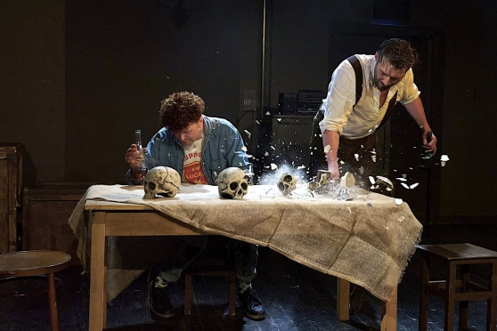 Melnais humors ar dramatisku stīgu