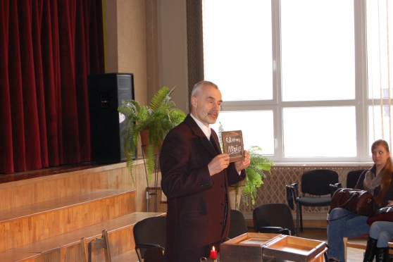 „Pūt, vējiņi!” skatoties