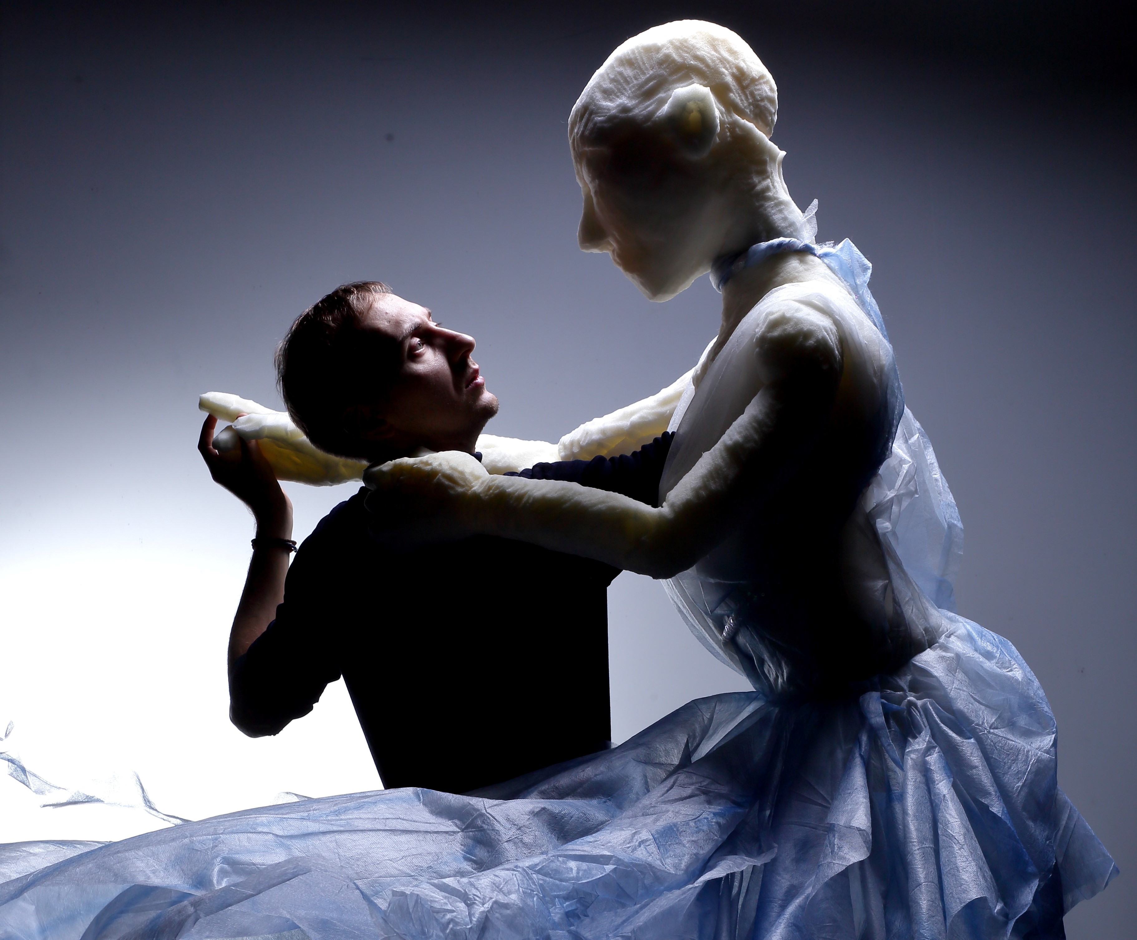  Skats no izrādes "Zelta zirgs". Melnais princis – Aleksandrs Jonovs un Saulcerīte // Foto – Jānis Deinats