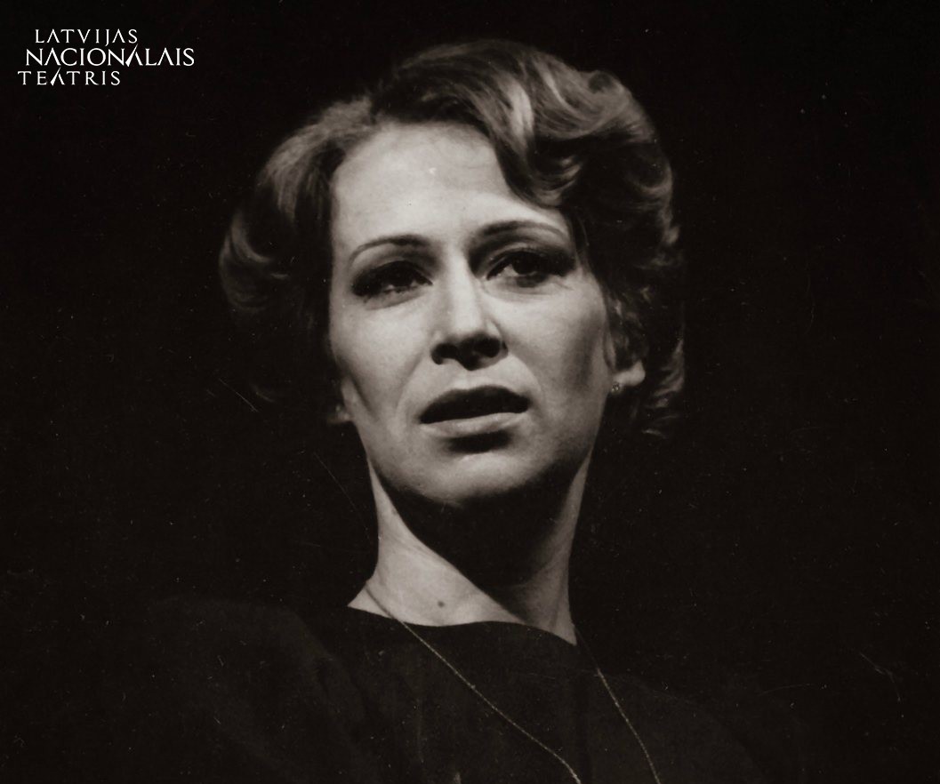 Aktrise Helga Dancberga Gaļinas lomā izrādē „Pīļu medības” (1976) // Foto – Latvijas Nacionālā teātra arhīvs