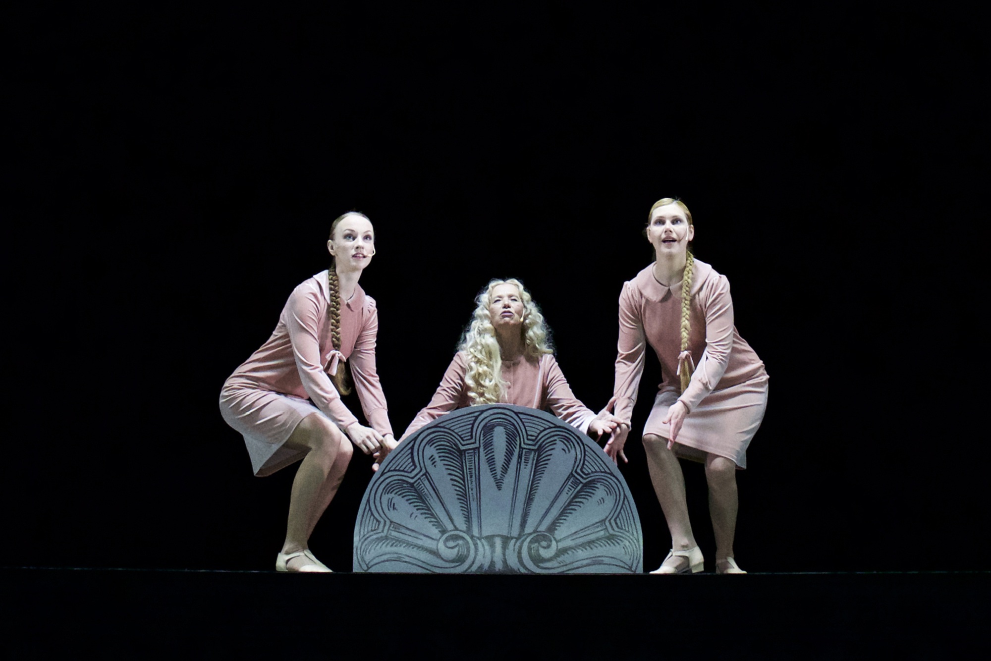 Skats no Viestura Kairiša izrādes "Baladīna" (VDT) // Foto – Krista Dzudzilo