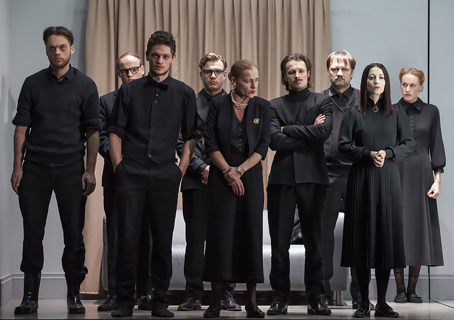 Skats no LT izrādes "Portreti. Vilki un avis" // Foto - Ziedonis Safronovs