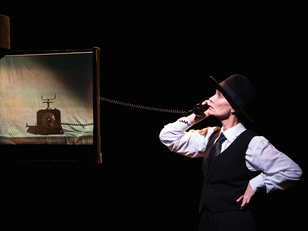 Skats no "Kosmos Theatre" izrādes “Diletants (* kurš sapņoja par enģeli)” (rež. Žilvins Vingelis) // Foto – Alipio Padilha