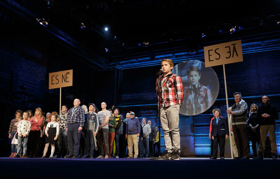 Skats no izrādes "100% Rīga" // Foto – Andrejs Strokins