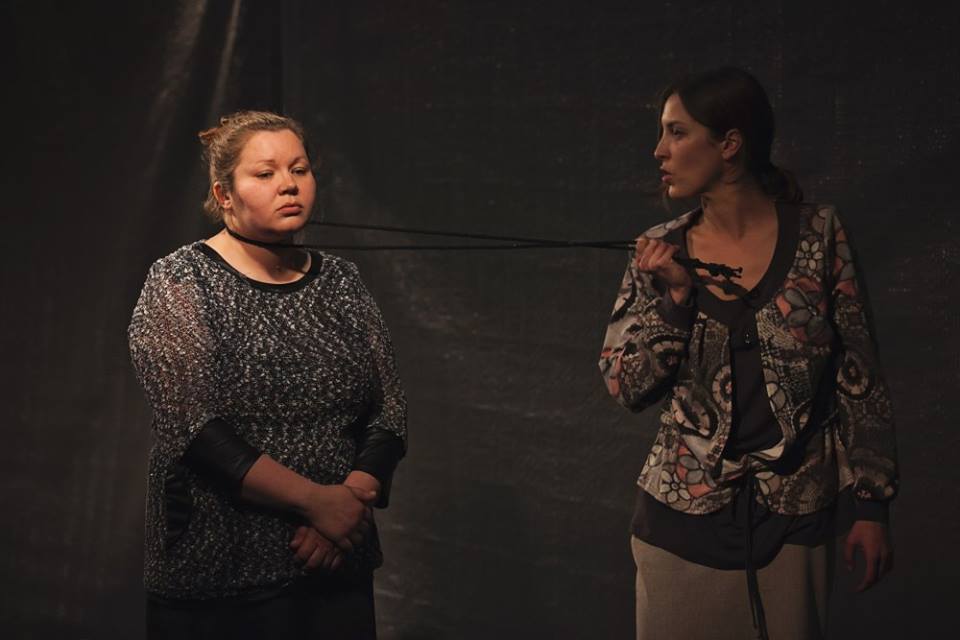 Liena Šmukste un Anta Aizupe DDT izrādē "Ainava un bars" // Foto – Inga Plūme