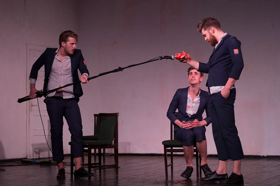 Skats no ĢIT izrādes "Melnā sperma" (rež. V. Nastavševs) // Foto – Elmārs Sedols