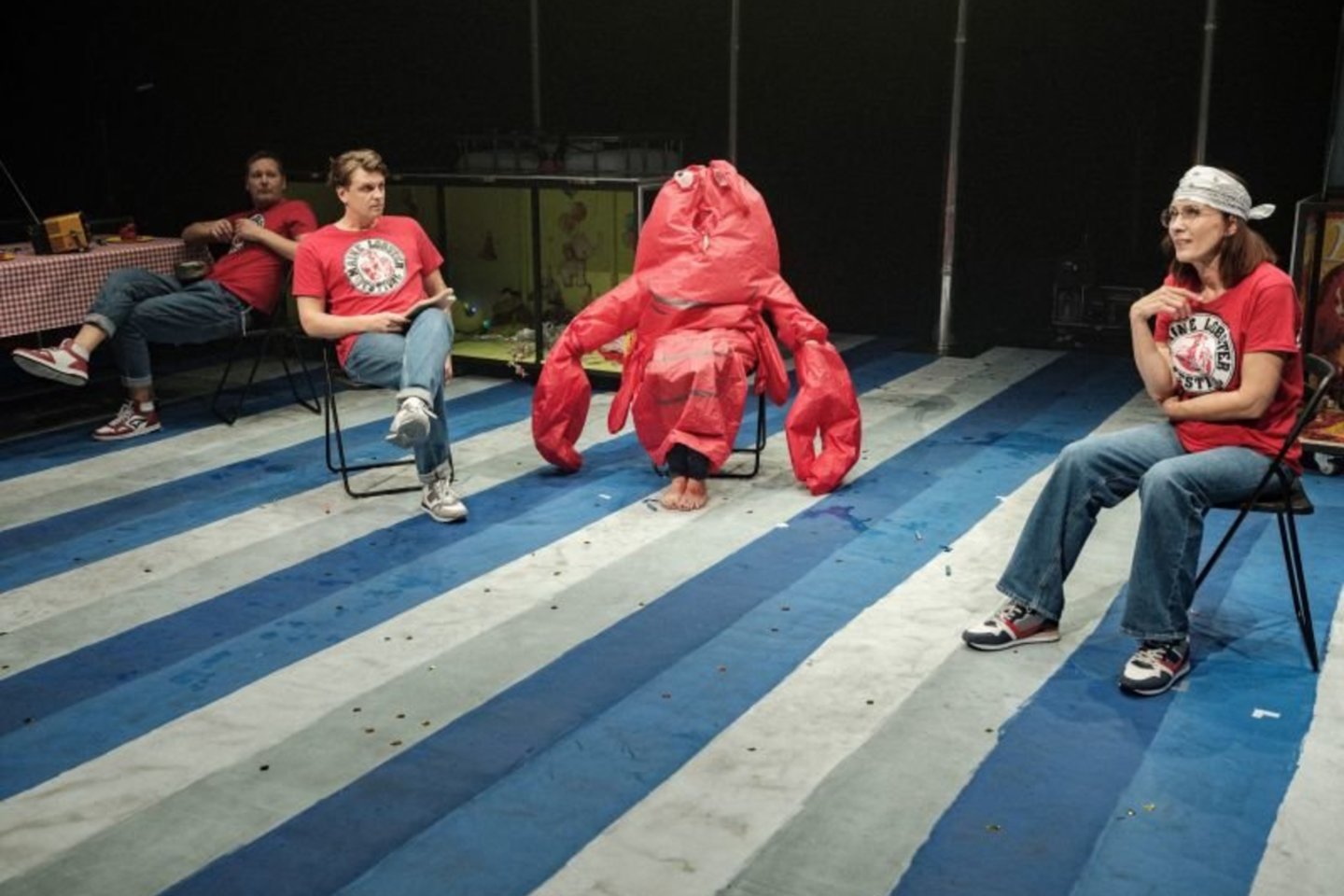 Skats no Lietuvas Nacionālā Drāmas teātra izrādes “Apsvērt omāru” (rež. Jana Rosa) // Foto – Martynas Norvaišas