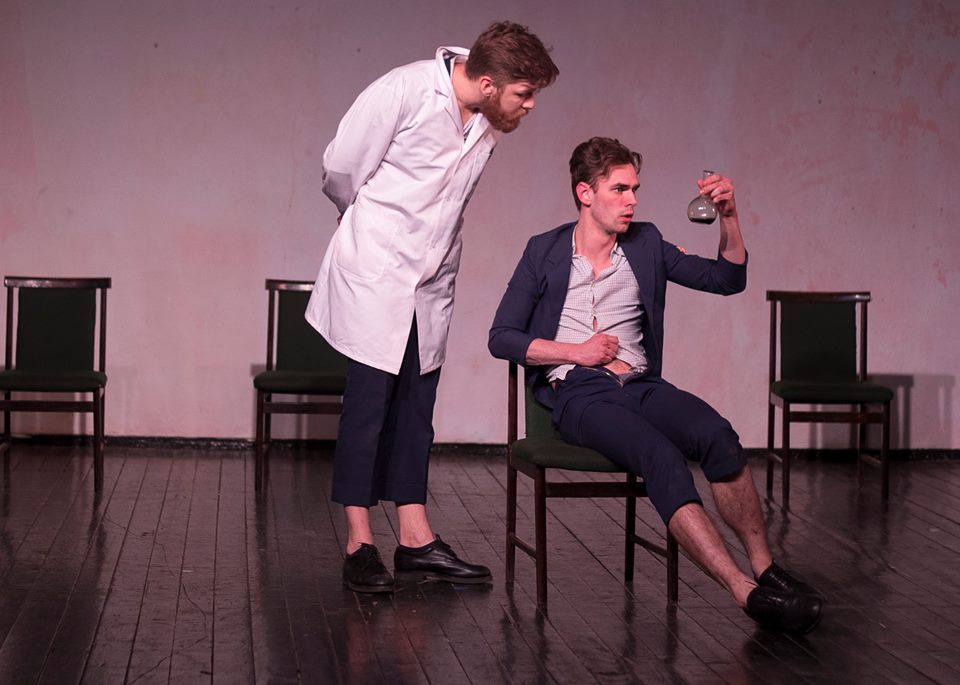 Āris Matesovičs un Kārlis Tols izrādē "Melnā sperma" // Foto – Elmārs Sedols