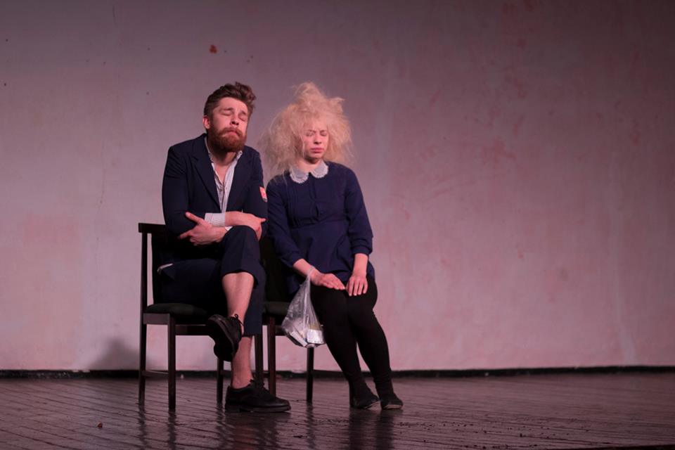 Āris Matesovičs un Marija Linarte izrādē "Melnā sperma" // Foto – Elmārs Sedols