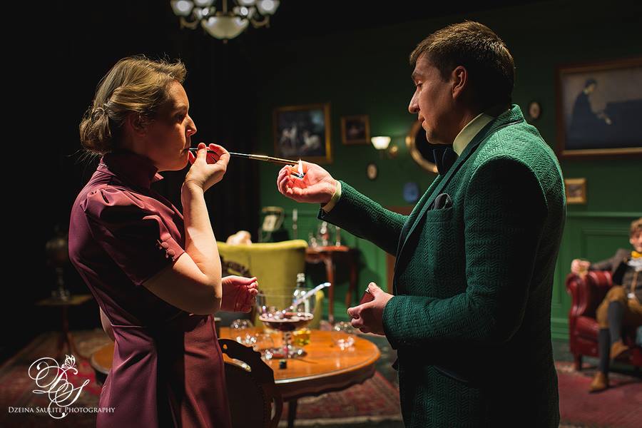 Līga Ivanova un Māris Korsiets izrādē "Bīstamais pagrieziens" // Foto – Džeina Saulīte