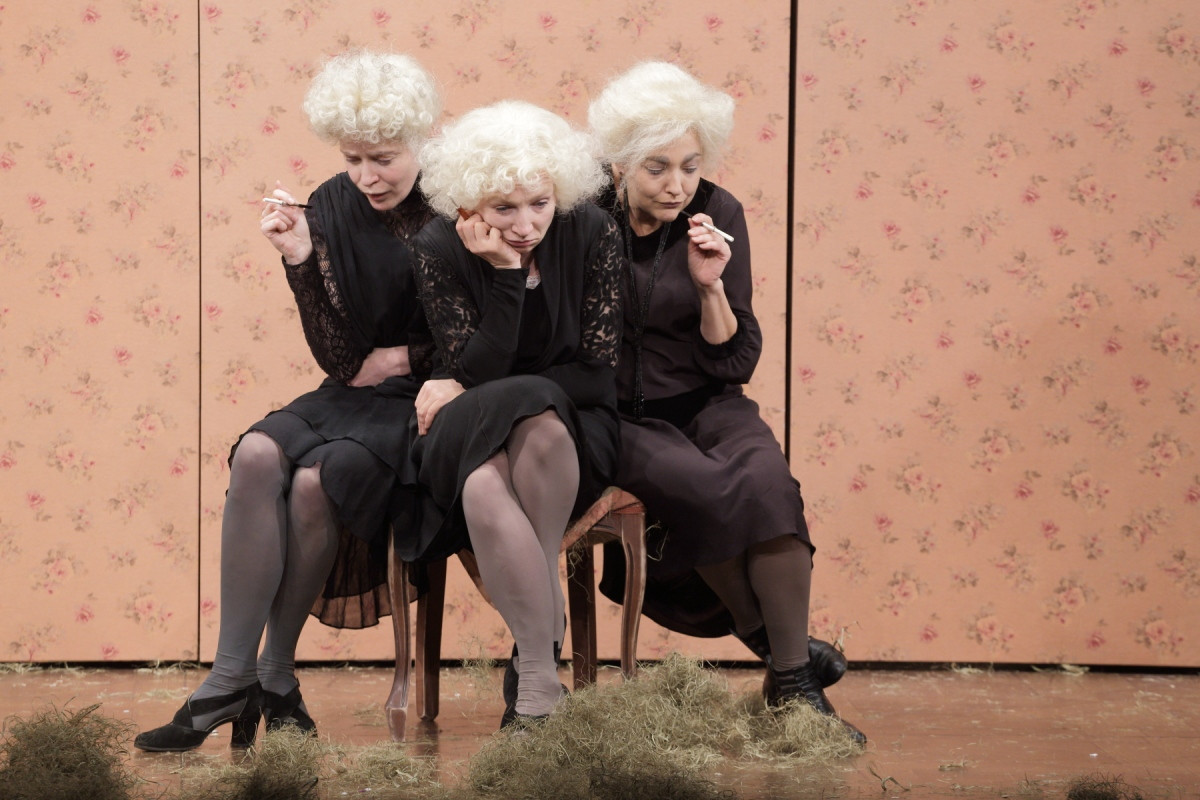 Skats no JRT izrādes "Divpadsmit krēsli" (rež. A. Hermanis) // Foto – Jānis Deinats