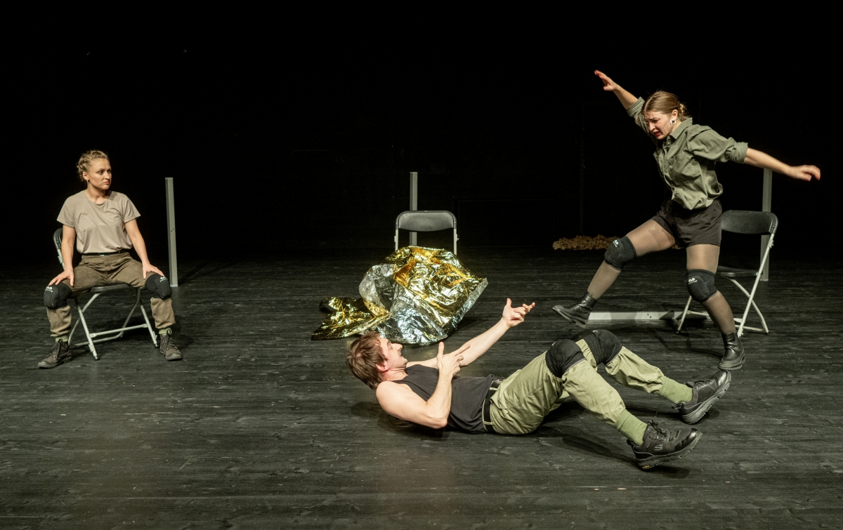 Skats no neatkarīgā Harkivas teātra “Nafta” (kopā ar Austrijas "Theatre im Bahnhof") izrādes “Šodien neviens nav miris” festivālā "Sirenos 2024" (rež. Nina Hižna/ Ukraina) // Foto – Dmitrijus Matvejevas