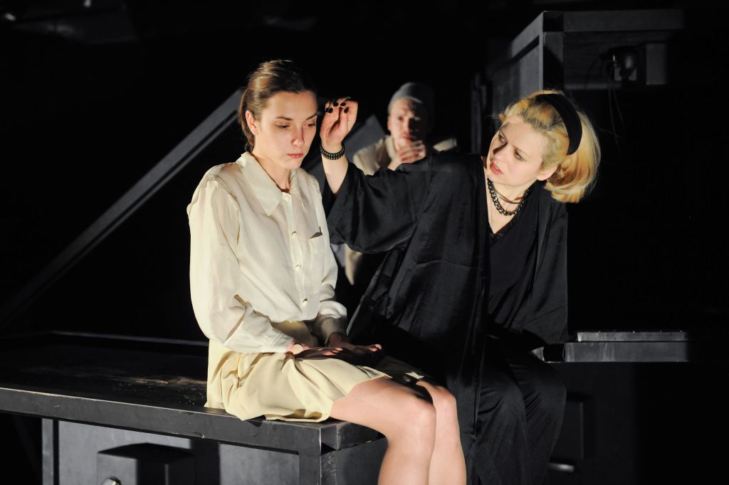 Aglaja Jepančina – Anta Aizupe, Nastasja Fiļipovna – Dita Lūriņa // Foto – Kristaps Kalns