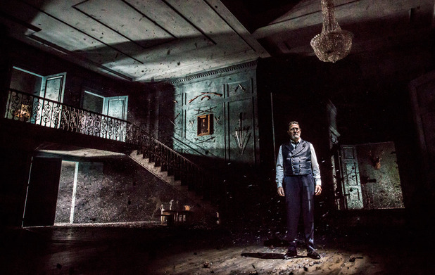 Skats no izrādes "Hamlets". Klaudijs – Kīrans Haindss // Publicitātes foto